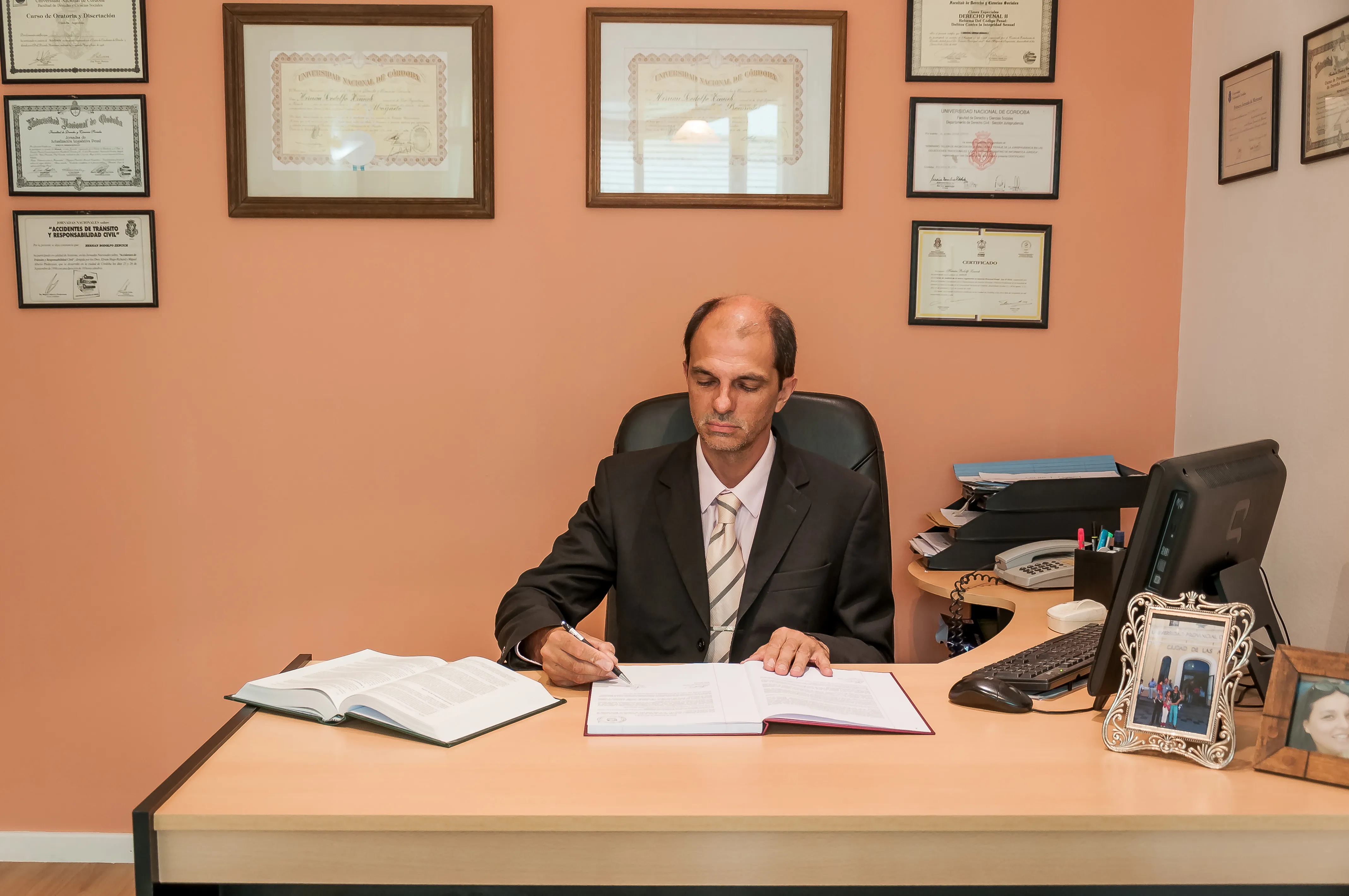 El abogado revisando un expediente en su escritorio