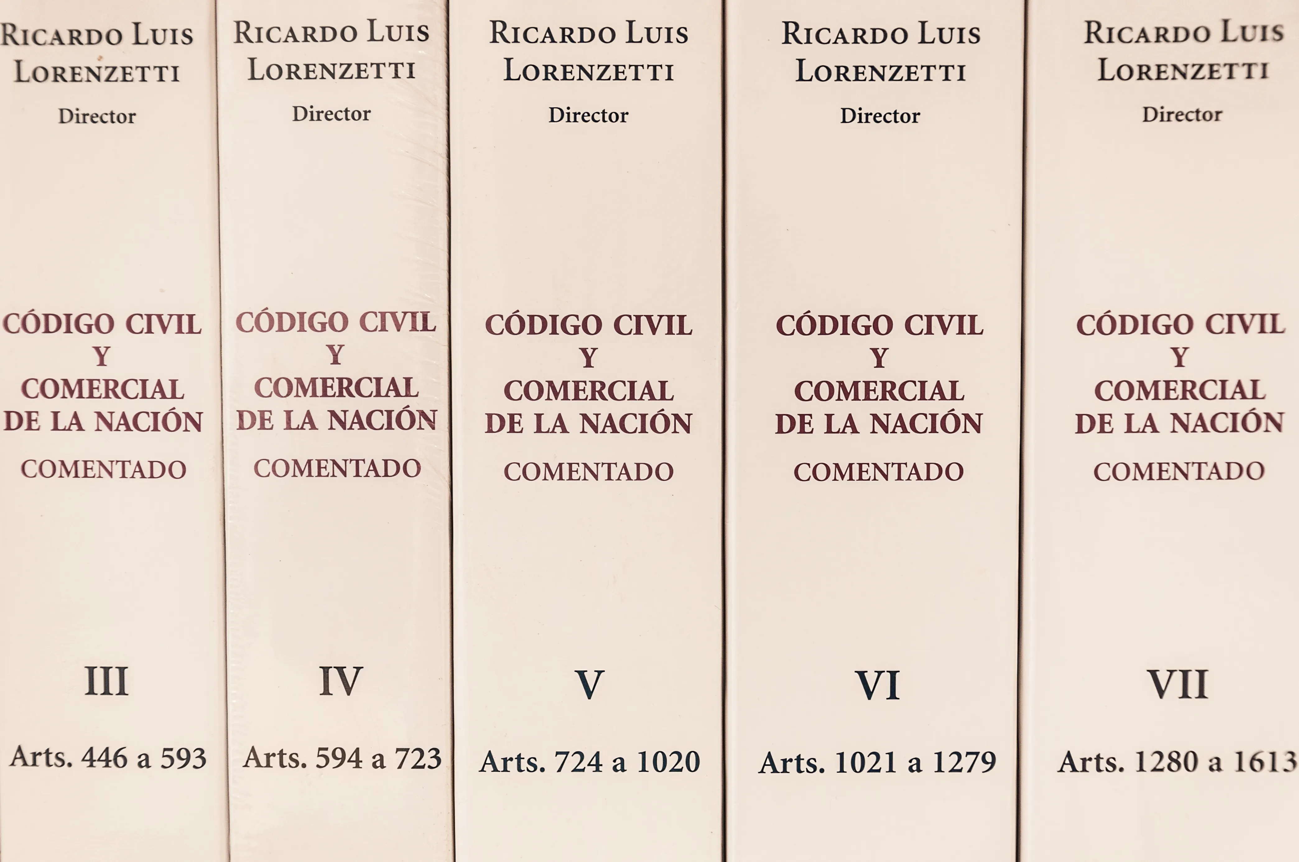 Código Civil y Comercial de la Nación comentado, consultado en el estudio