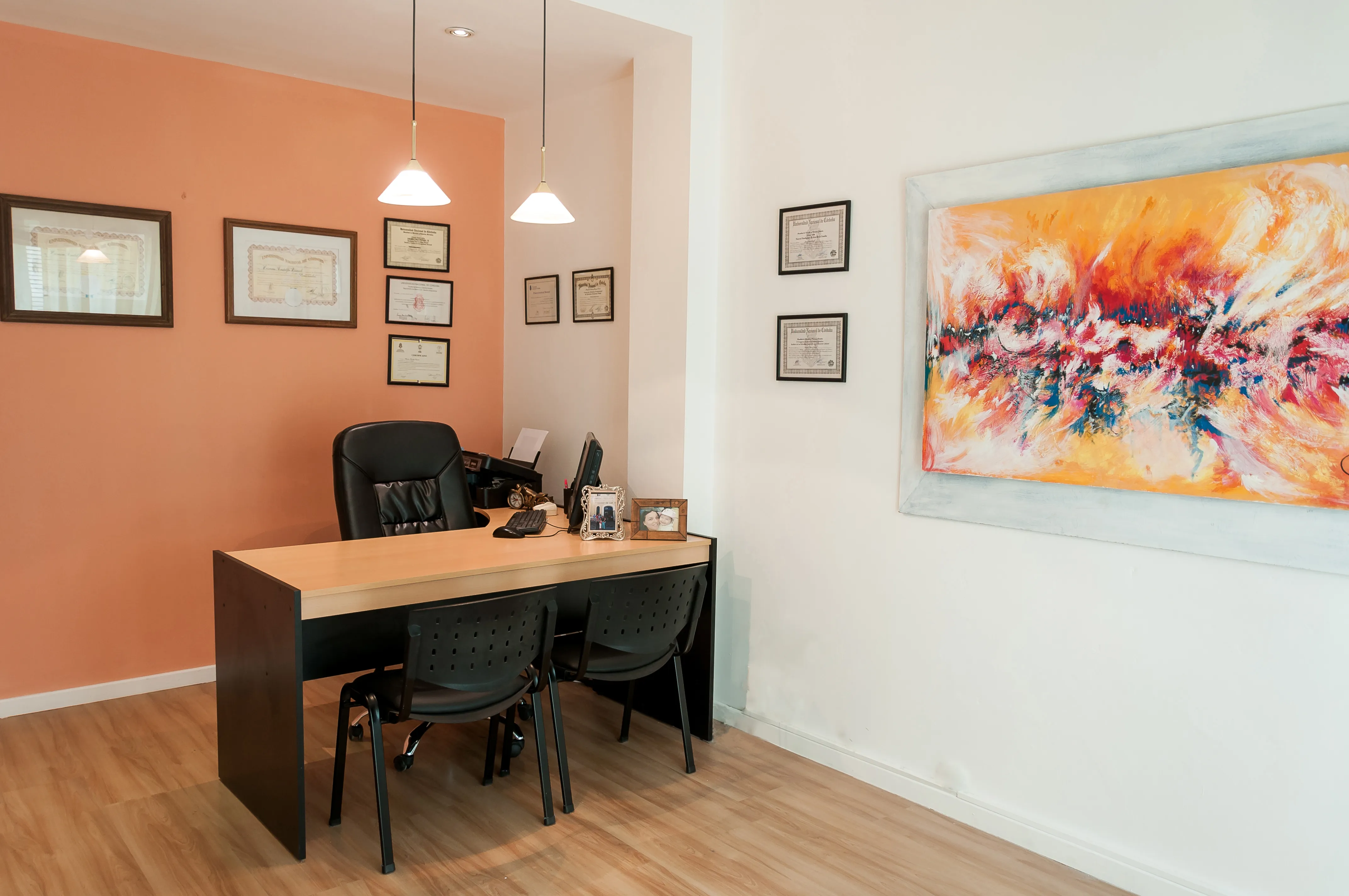 Oficina del estudio con obra de arte y diplomas